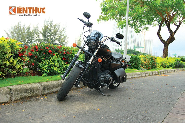 Từ những nhu cầu của giới trẻ tại Việt Nam, Harley-Davidson Saigon đã nhập về mẫu  Harley 883 SuperLow với nhiều gói độ tuỳ chọn.